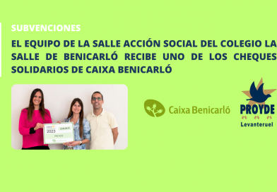 El equipo de La Salle Acción Social del Colegio La Salle de Benicarló recibe uno de los cheques solidarios de Caixa Benicarló